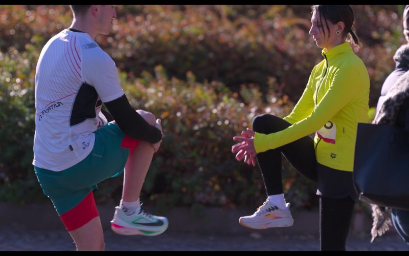 Brooks Ghost 17 women's running shoes in The Four Seasons S02E08 “Maratona” (2026) (Image 1)
