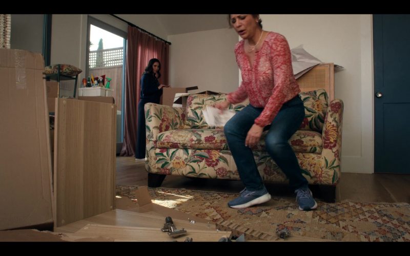 Brooks Women's Glycerin Stealthfit 20 running shoe in blue in A Man on the Inside S02E08 “Final Exams” (2025) (Image 1)