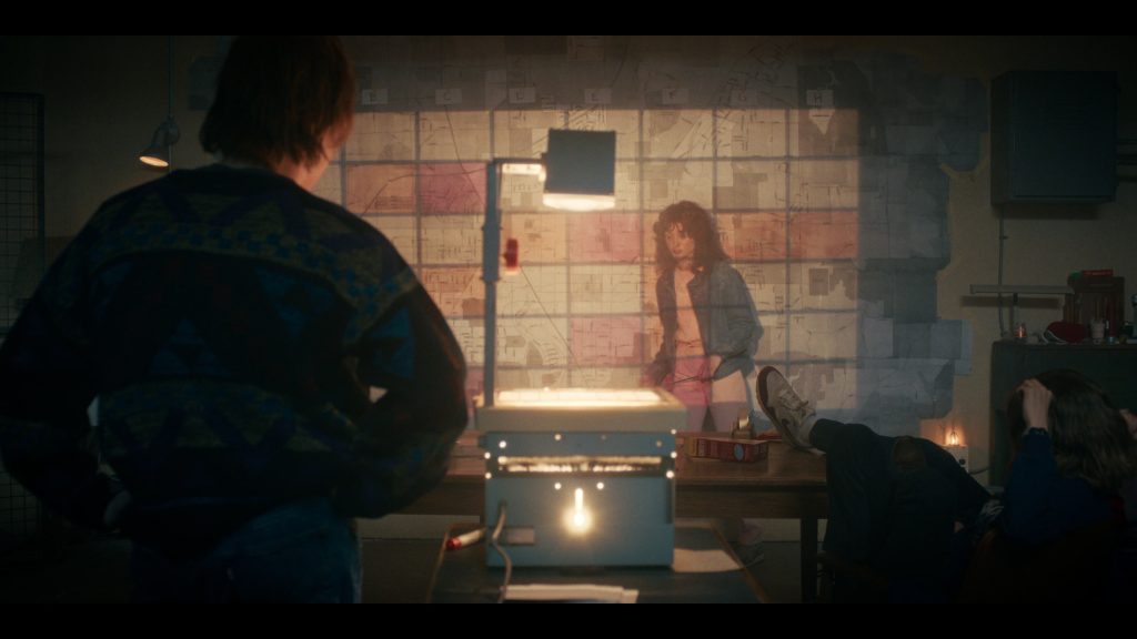 Cheez-It, Nike Sneakers in Stranger Things S05E01 “Chapter One – The Crawl” (2025) (Image 1)