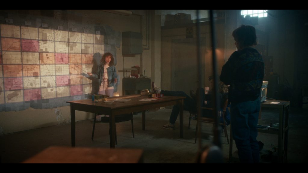 Cheez-It, Nike Sneakers in Stranger Things S05E01 “Chapter One – The Crawl” (2025) (Image 5)