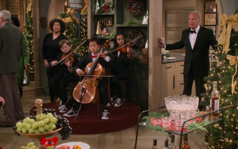 Converse Black Shoes in Frasier S01E10 “Reindeer Games” (2023) (Image 1)