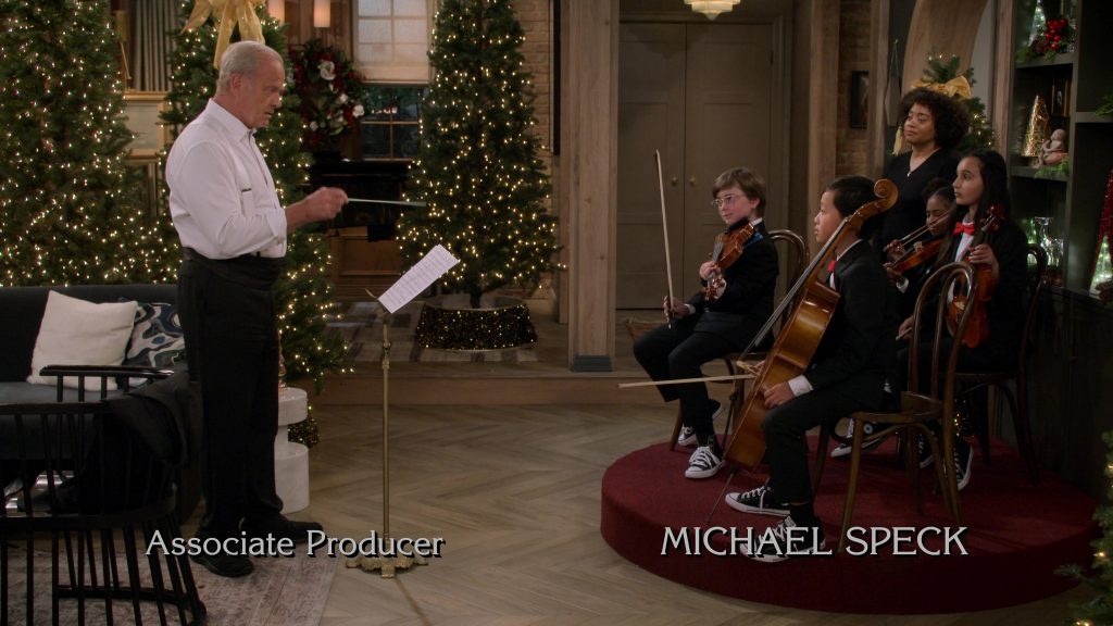 Converse Black Shoes in Frasier S01E10 “Reindeer Games” (2023) (Image 12)
