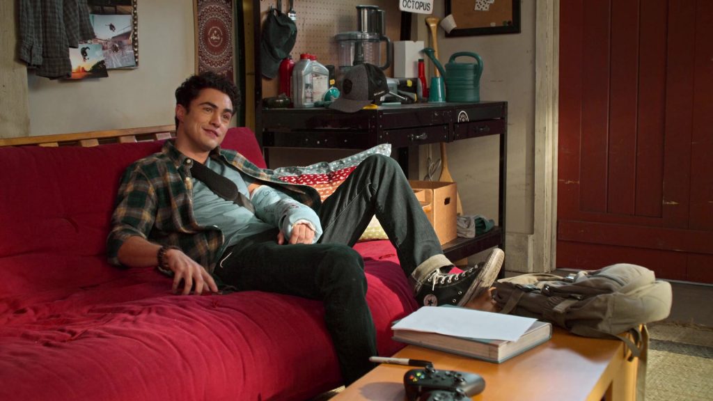 Converse High Shoes of Darren Barnet as Paxton Hall-Yoshida in Never Have I Ever S02E03 “… opened a textbook” (2021) (Image 1)