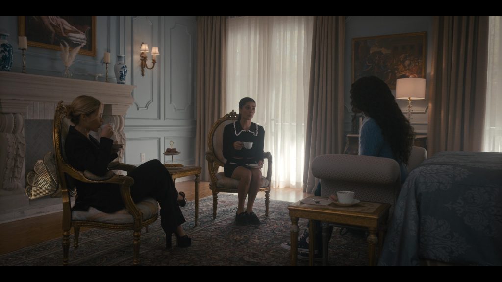 Converse Shoes in Cruel Intentions S01E06 “Zeta” (2024) (Image 5)