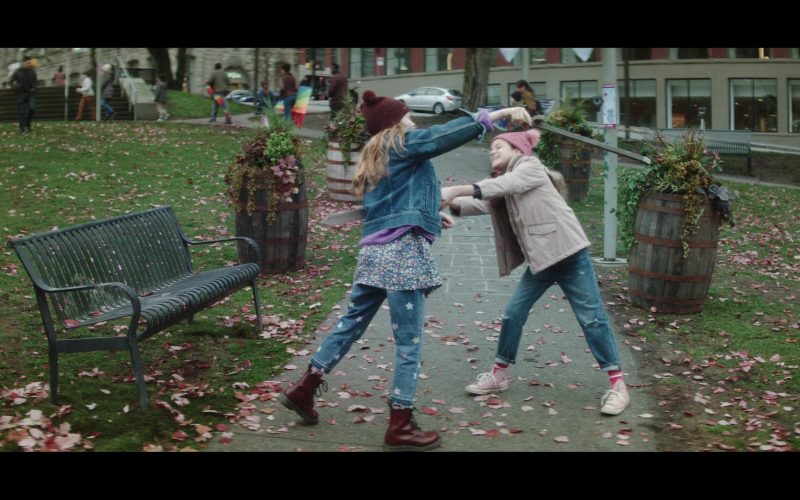 Converse Shoes in Dead Boy Detectives S01E04 “The Case of the Lighthouse Leapers” (2024) (Image 1)