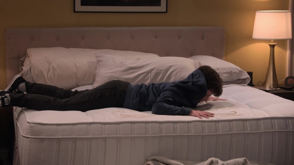 Converse Shoes in Extended Family S01E02 “The Consequences of Making Yourself at Home” (2024) (Image 2)