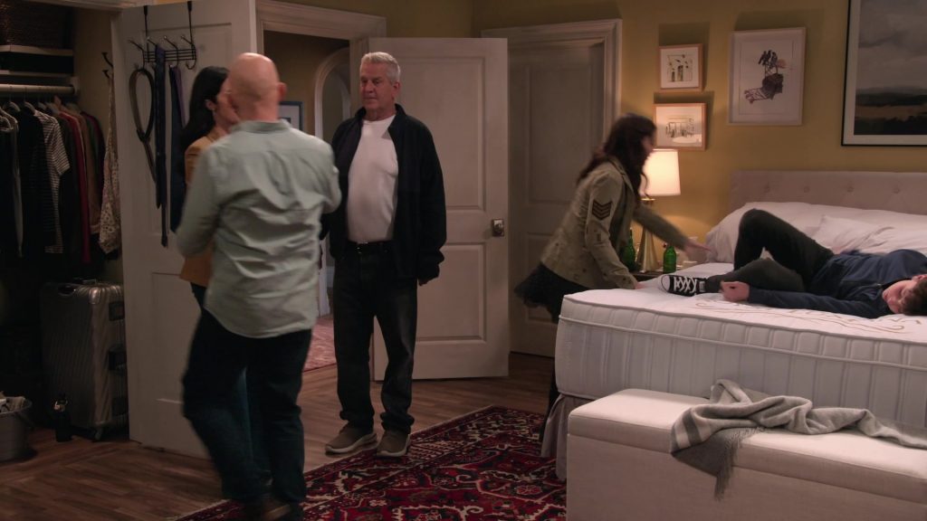 Converse Shoes in Extended Family S01E02 “The Consequences of Making Yourself at Home” (2024) (Image 4)