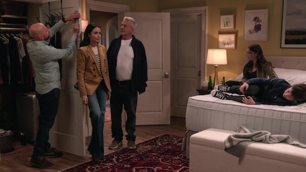 Converse Shoes in Extended Family S01E02 “The Consequences of Making Yourself at Home” (2024) (Image 5)