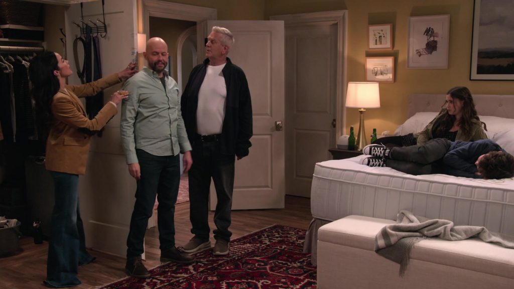 Converse Shoes in Extended Family S01E02 “The Consequences of Making Yourself at Home” (2024) (Image 7)