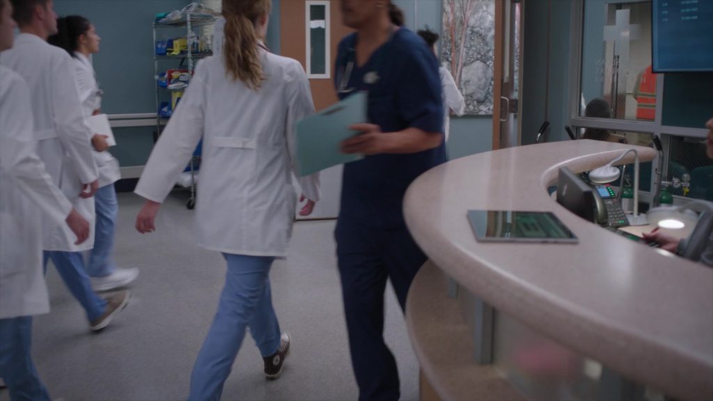 Converse Shoes in Greys Anatomy S22E02 “We Built This City” (2025) (Image 1)