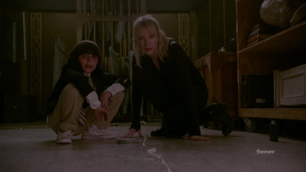 Converse Shoes in Leverage - Redemption S02E04 “The Date Night Job” (2022) (Image 1)