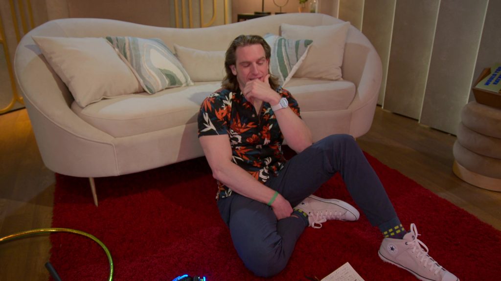 Converse Shoes in Love Is Blind S08E02 “Open Hearts, Open Minds, Can't Lose” (2025) (Image 1)