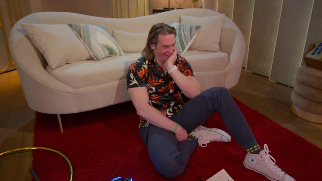 Converse Shoes in Love Is Blind S08E02 “Open Hearts, Open Minds, Can't Lose” (2025) (Image 4)