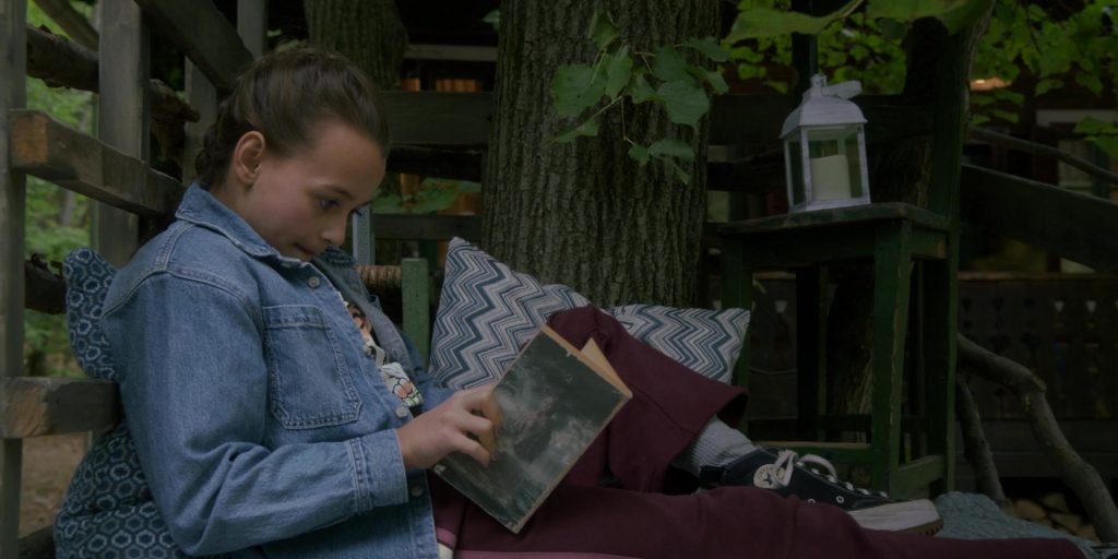 Converse Shoes in NCIS Tony and Ziva S01E06 “We've Got Company” (2025) (Image 4)