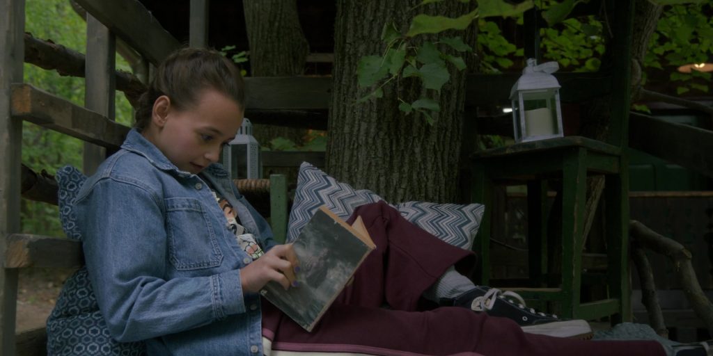 Converse Shoes in NCIS Tony and Ziva S01E06 “We've Got Company” (2025) (Image 5)