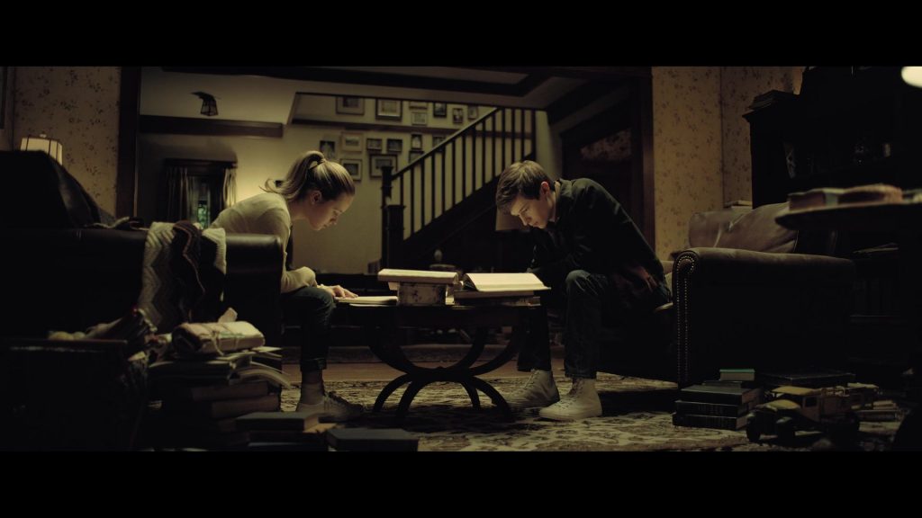 Converse Shoes in The Fall of the House of Usher S01E01 “A Midnight Dreary” (2023) (Image 2)