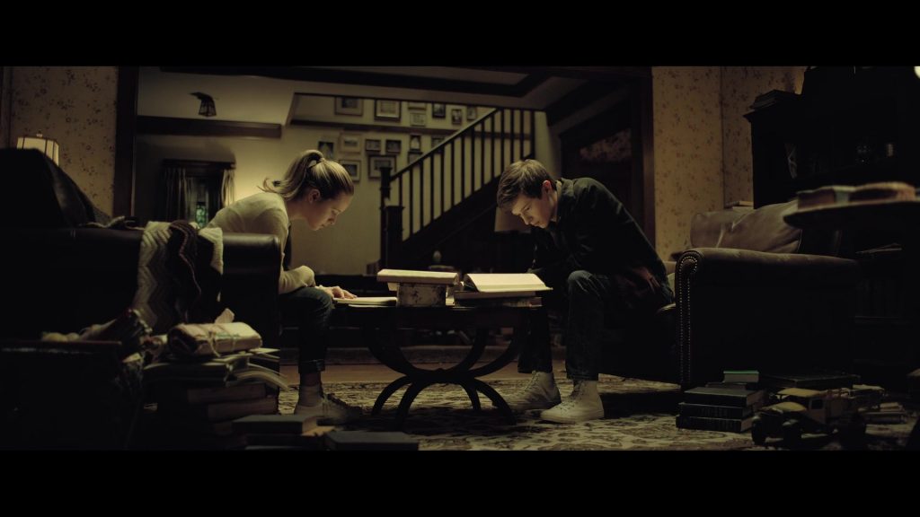 Converse Shoes in The Fall of the House of Usher S01E01 “A Midnight Dreary” (2023) (Image 3)