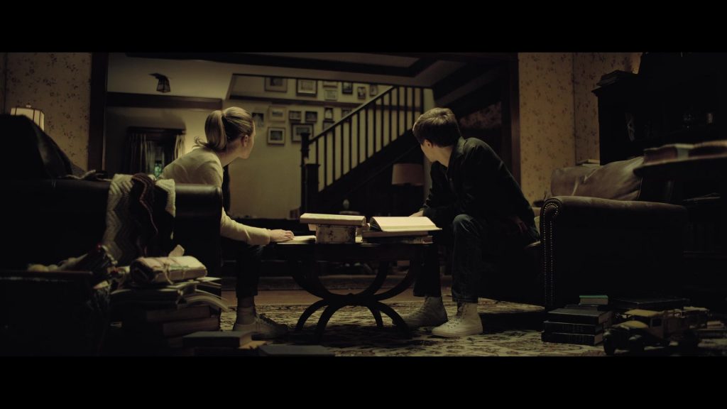 Converse Shoes in The Fall of the House of Usher S01E01 “A Midnight Dreary” (2023) (Image 5)
