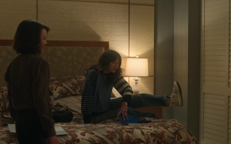 Converse Shoes in The Girls on the Bus S01E05 “Binders Full of Men” (2024) (Image 1)