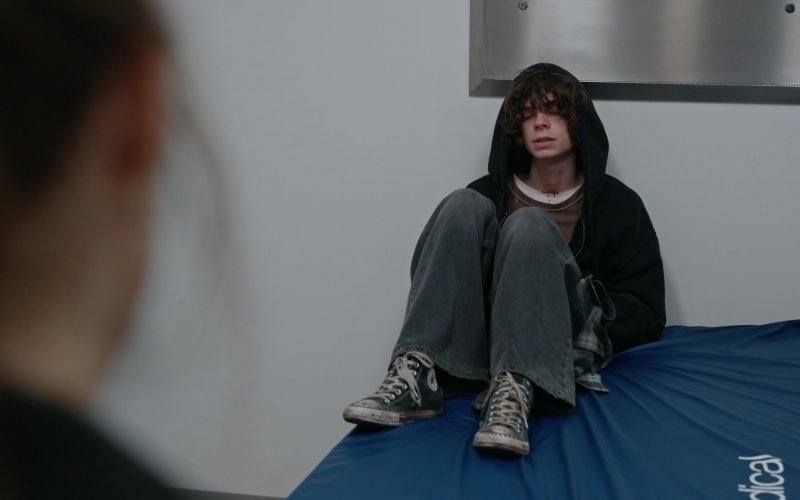 Converse Shoes in The Pitt S01E15 “9 – 00 P.M.” (2025) (Image 1)