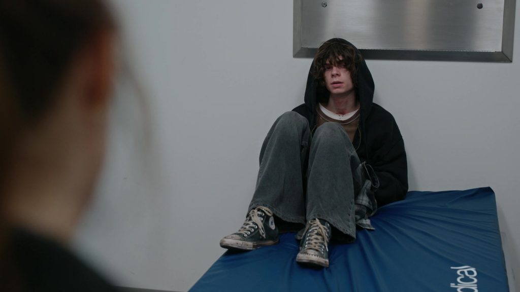 Converse Shoes in The Pitt S01E15 “9 – 00 P.M.” (2025) (Image 4)