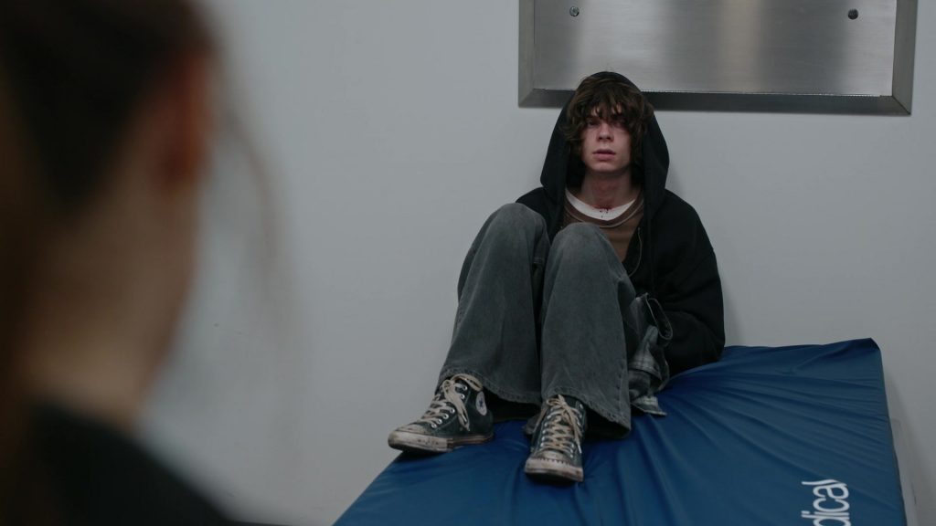 Converse Shoes in The Pitt S01E15 “9 – 00 P.M.” (2025) (Image 5)