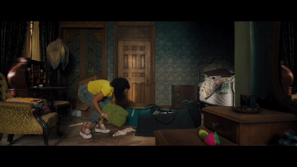 Converse Shoes in The Spiderwick Chronicles S01E01 “Welcome to Spiderwick” (2024) (Image 2)