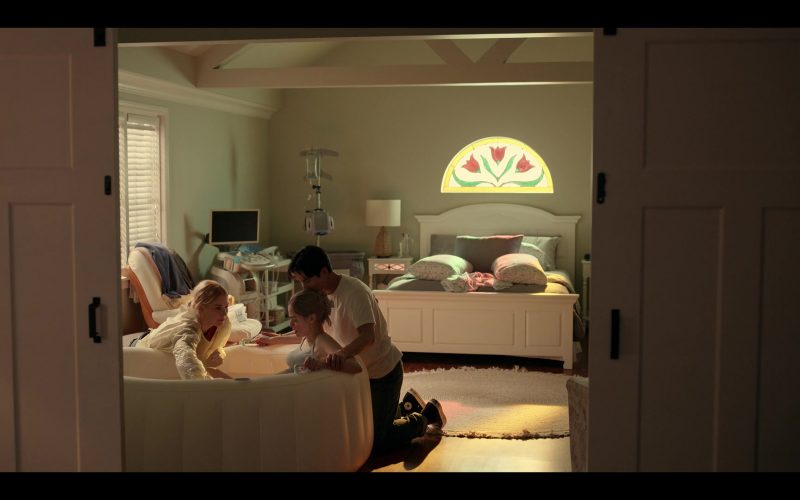 Converse Shoes in Virgin River S07E02 “Beautiful Child” (2026) (Image 1)