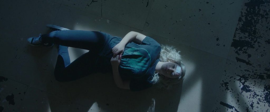 Converse Shoes of Katherine Langford as Mara Carlyle in Spontaneous (2020) (Image 4)