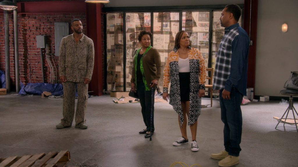 Converse Shoes of Kim Fields as Regina in The Upshaws S04E06 “Auto Motives” (2023) (Image 3)