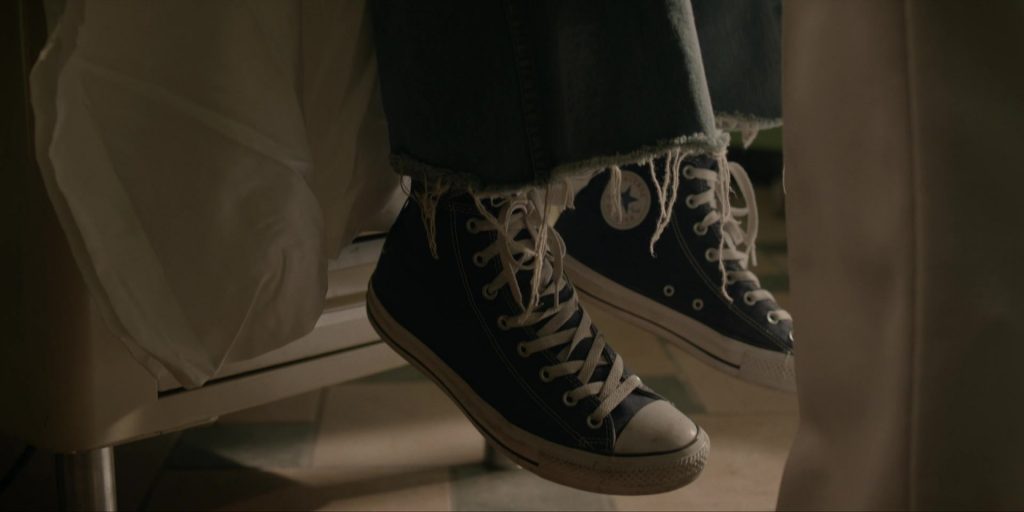 Converse Sneakers in Dark Winds S02E01 “Na'niłkaadii” (2023) (Image 1)