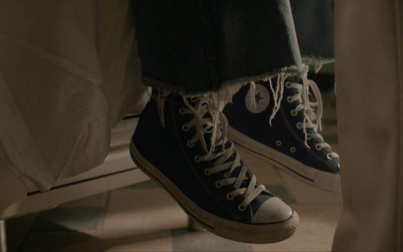 Converse Sneakers in Dark Winds S02E01 “Na'niłkaadii” (2023) (Image 1)