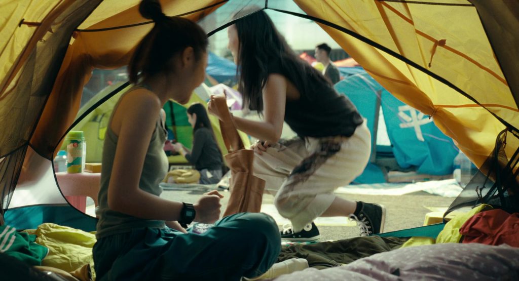 Converse Sneakers in Expats S01E06 “Home” (2024) (Image 1)