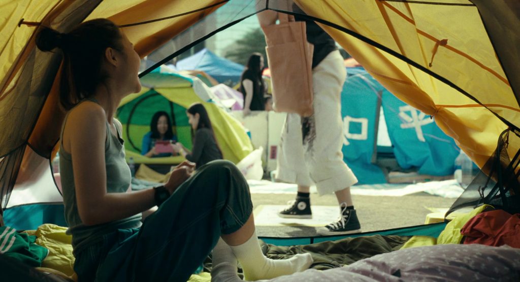 Converse Sneakers in Expats S01E06 “Home” (2024) (Image 2)