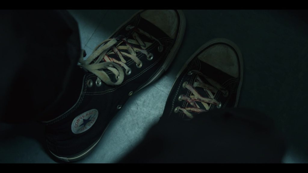 Converse Sneakers in Fight Night – The Million Dollar Heist S01E04 (2024) (Image 2)
