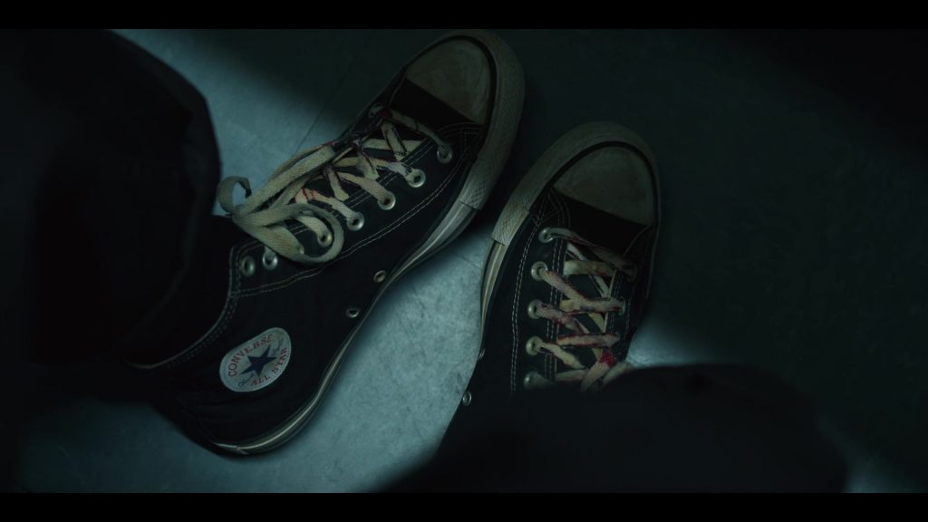 Converse Sneakers in Fight Night – The Million Dollar Heist S01E04 (2024) (Image 3)