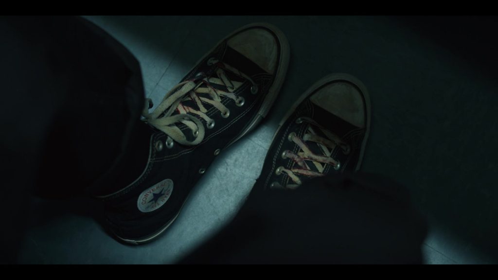 Converse Sneakers in Fight Night – The Million Dollar Heist S01E04 (2024) (Image 4)