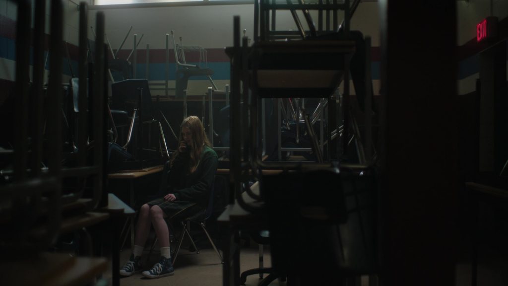 Converse Sneakers in Happy Face S01E05 “Don't Dream” (2025) (Image 1)
