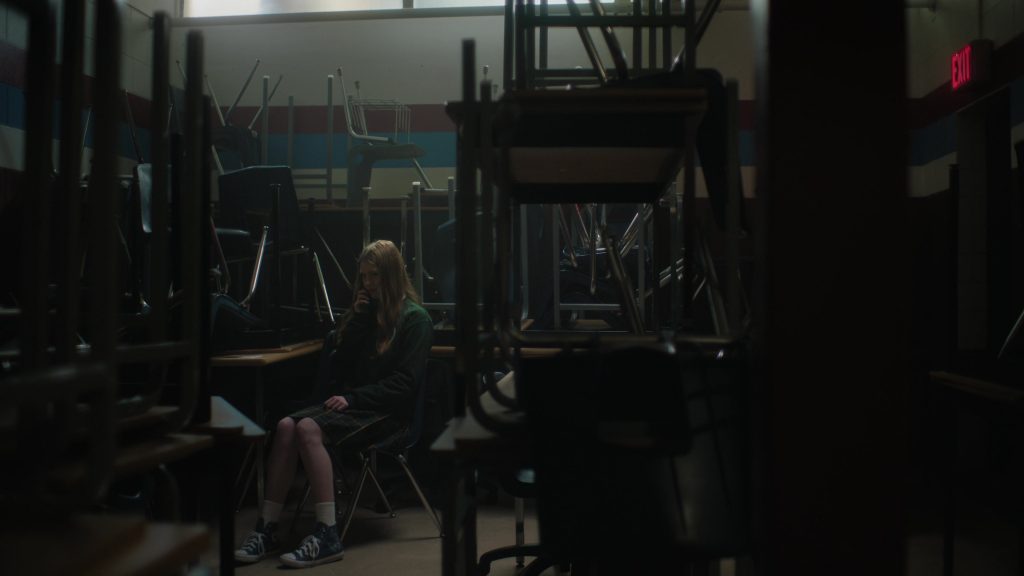 Converse Sneakers in Happy Face S01E05 “Don't Dream” (2025) (Image 2)