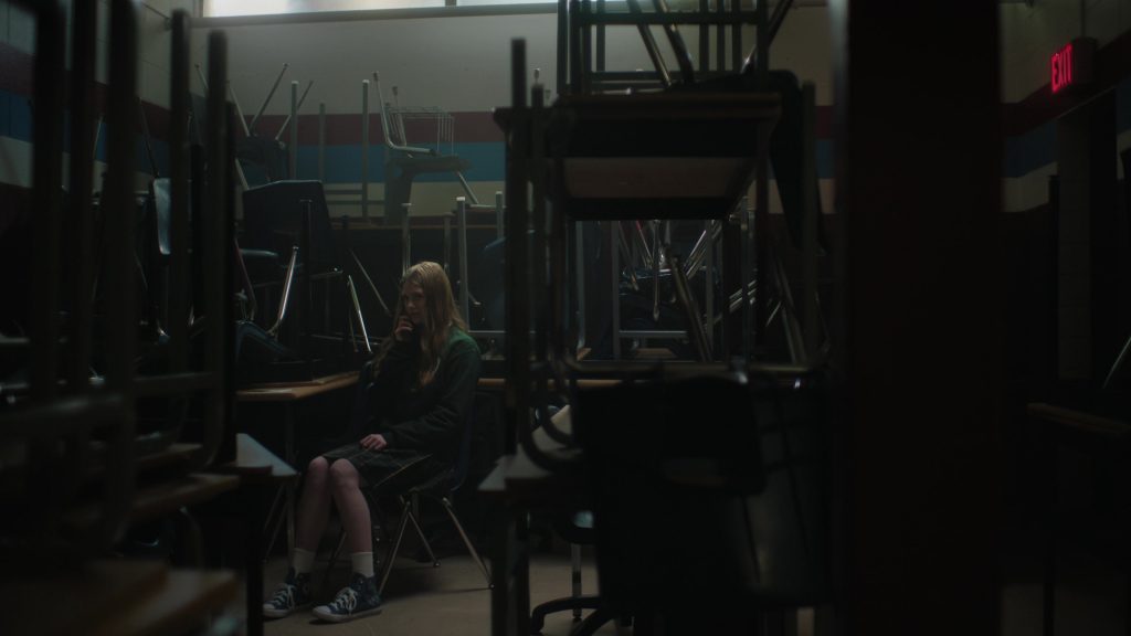Converse Sneakers in Happy Face S01E05 “Don't Dream” (2025) (Image 5)