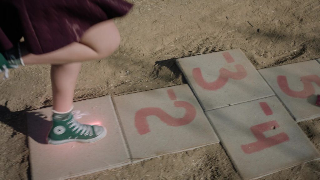 Converse Sneakers in High Potential S01E13 “Let's Play” (2025) (Image 1)