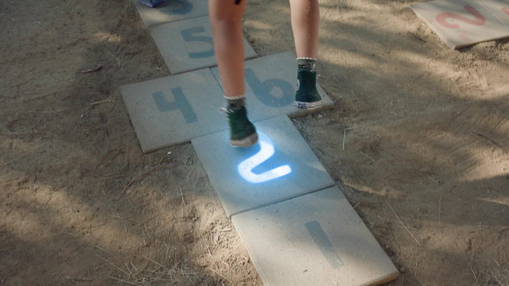 Converse Sneakers in High Potential S01E13 “Let's Play” (2025) (Image 3)