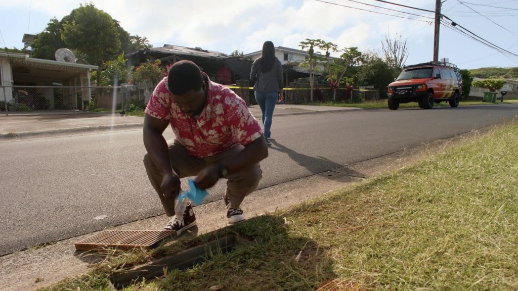 Converse Sneakers in Magnum P.I. S05E19 “Ashes to Ashes” (2024) (Image 1)