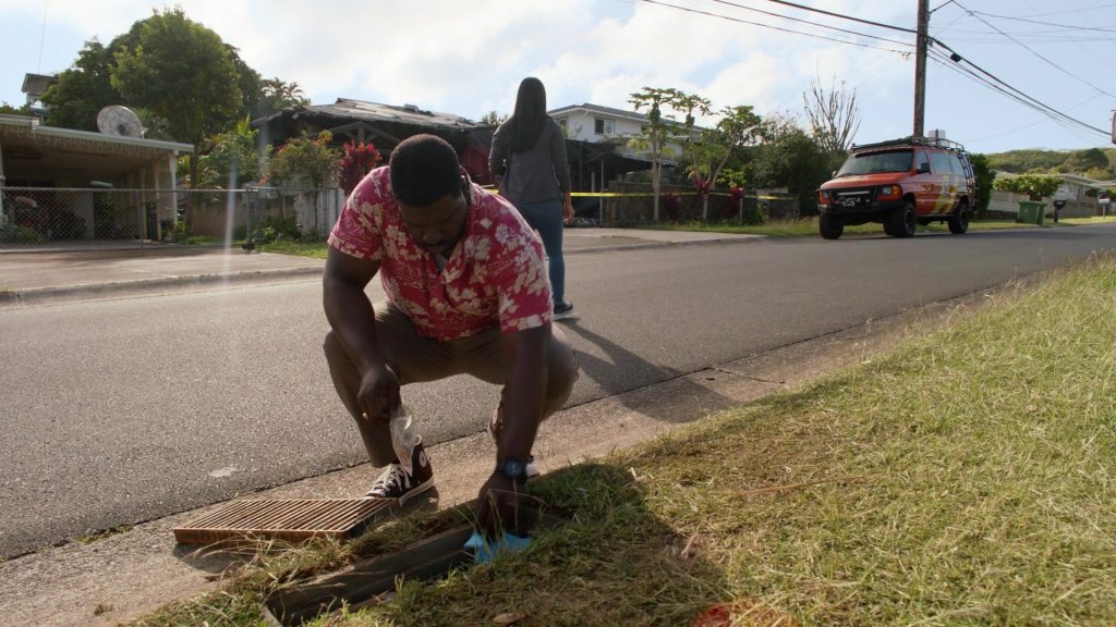 Converse Sneakers in Magnum P.I. S05E19 “Ashes to Ashes” (2024) (Image 3)