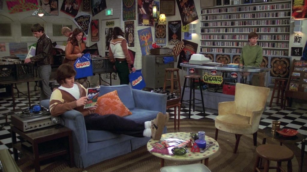 Converse Trainers in That '70s Show S07E16 “On with the Show” (2005) (Image 1)