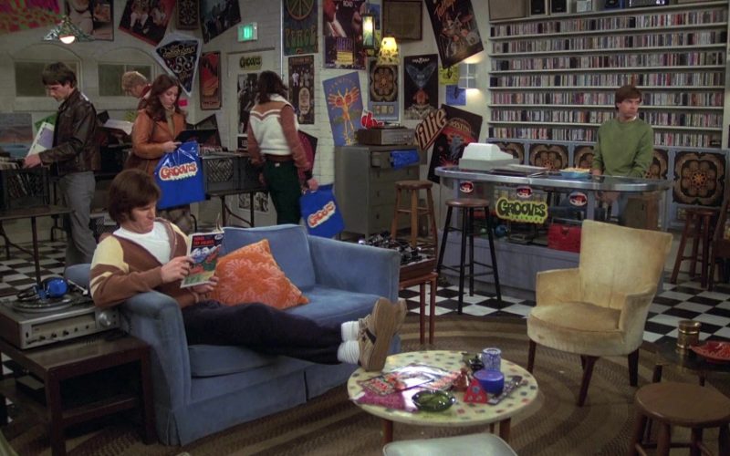 Converse Trainers in That '70s Show S07E16 “On with the Show” (2005) (Image 1)