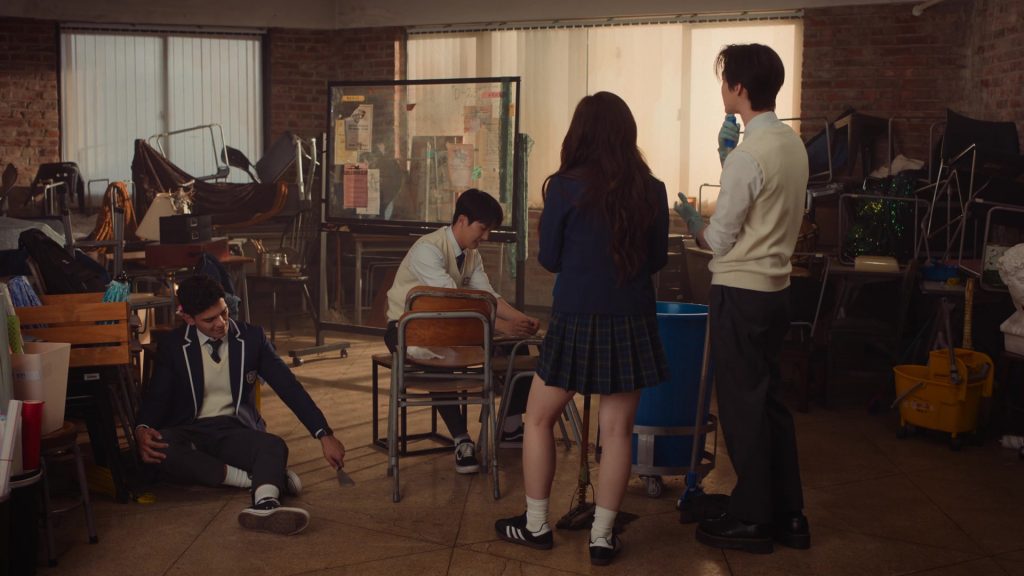 Converse, Vans and Adidas Shoes in XO Kitty S02E02 “Never Been Kissed” (2025) (Image 1)