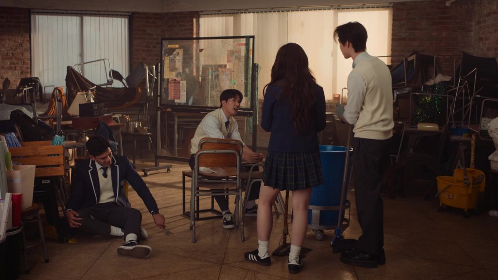 Converse, Vans and Adidas Shoes in XO Kitty S02E02 “Never Been Kissed” (2025) (Image 2)