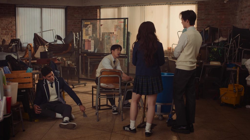 Converse, Vans and Adidas Shoes in XO Kitty S02E02 “Never Been Kissed” (2025) (Image 3)