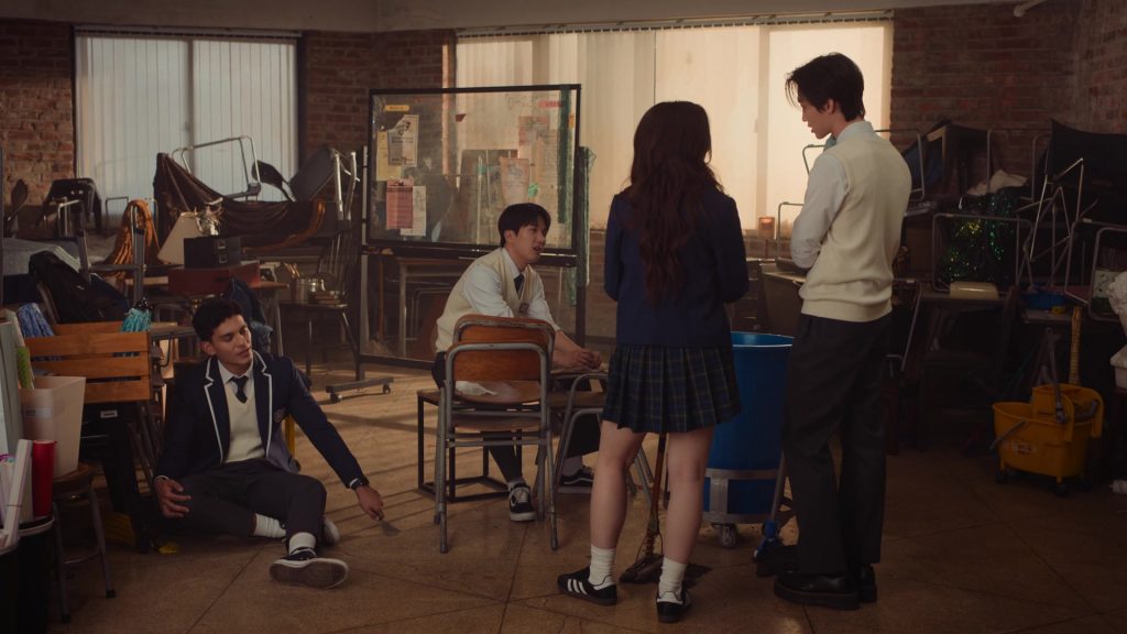 Converse, Vans and Adidas Shoes in XO Kitty S02E02 “Never Been Kissed” (2025) (Image 4)